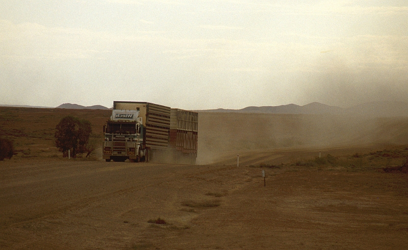 715_Vrachtverkeer op gravelroad.jpg